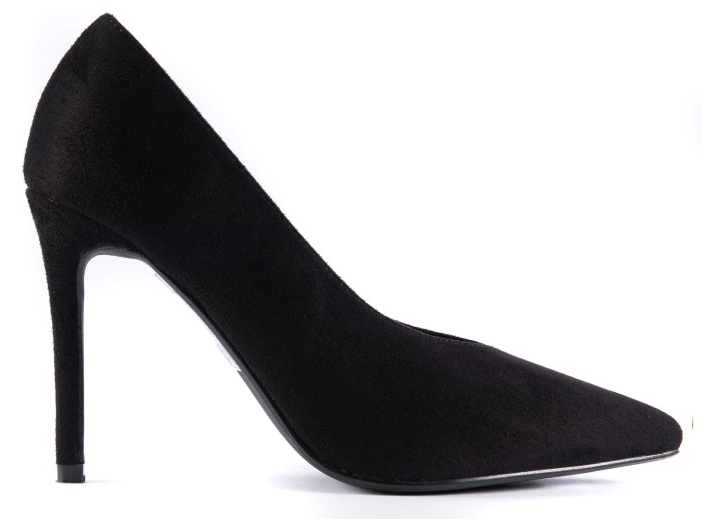 Black shoe pumps