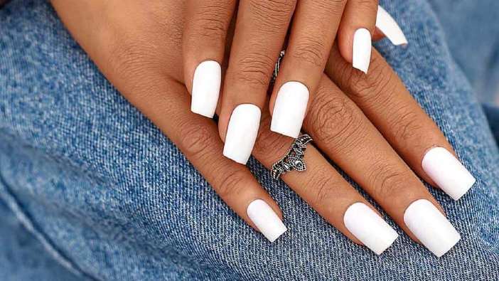 summer white nails 