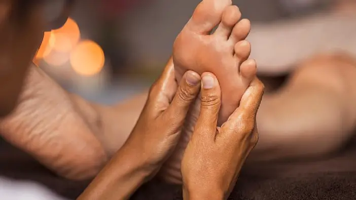 Foot massage to relieve heel pain