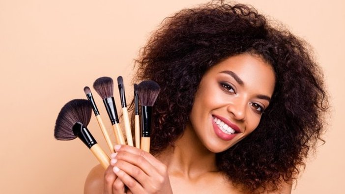 how to clean makeup brush