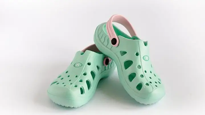 do-you-wear-crocs-with-socks-africana-fashion